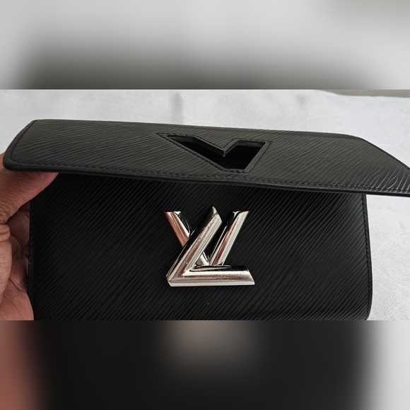 LOUIS VUITTON Epi Twist Wallet - Picture 8 of 11